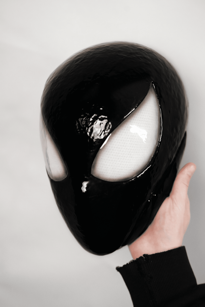 Black hot sale spiderman helmet